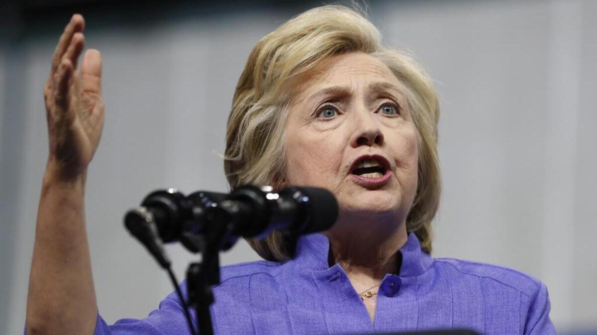 Los documentos fueron encontrados durante el curso de la investigación del FBI sobre el uso de Clinton de un servidor de correo electrónico privado cuando era secretaria de Estado.