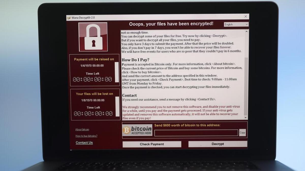 Una pantalla bloqueada por un ataque cibernético advierte que los archivos de datos se han cifrado en una computadora portátil en esta foto en Londres, Reino Unido, el lunes 15 de mayo de 2017.