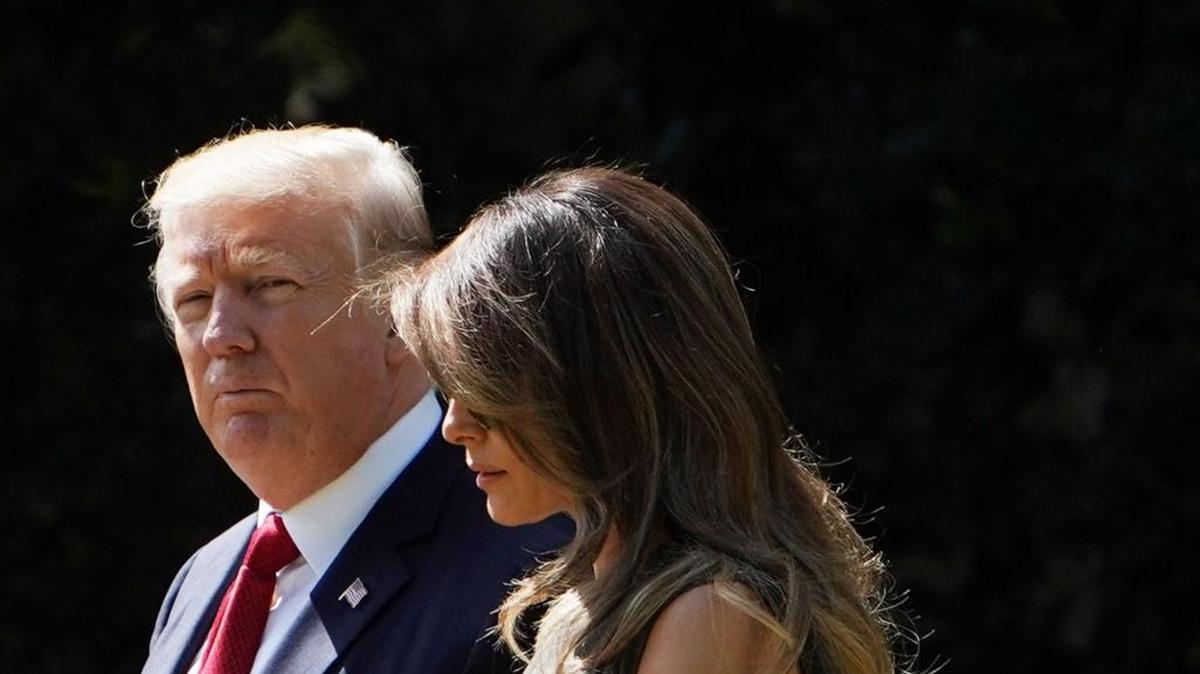El presidente Donald Trump y la Primera Dama Melania Trump van a abordar el Marine One, con destino a Camp David, el 8 de septiembre, en Washington, DC.