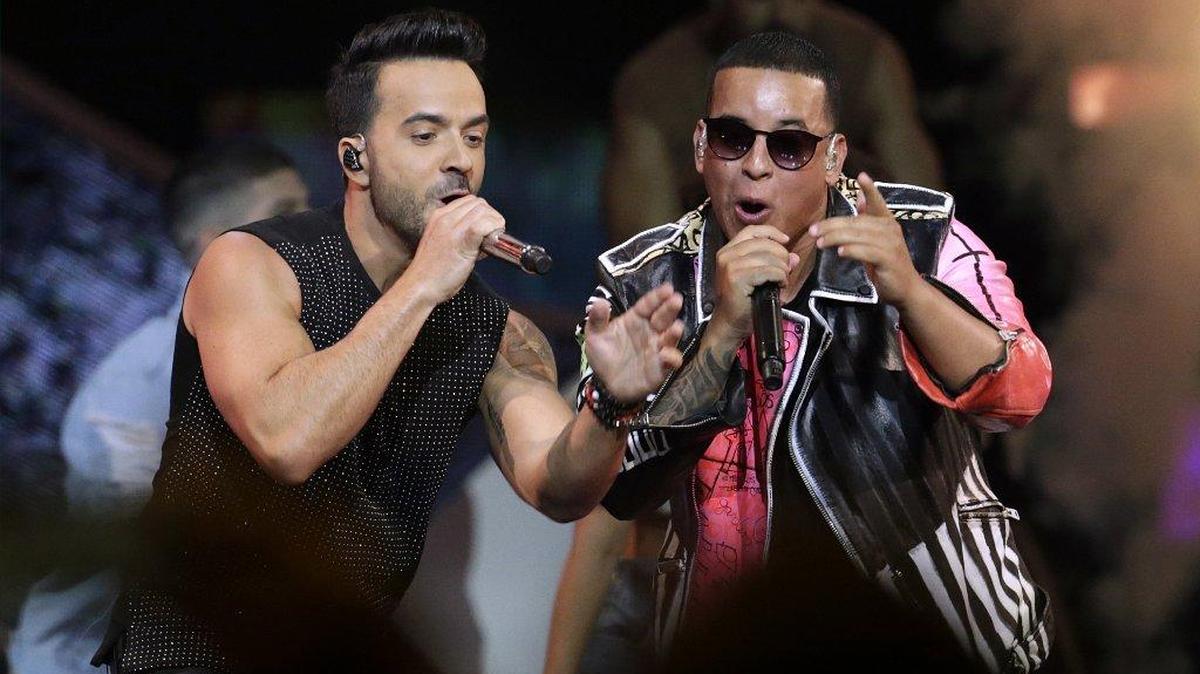 Foto de archivo del 27 de abril de 2017. Loscantantes Luis Fonsi, a la izquierda y Daddy Yankee durante el Latin Billboard Awards en Coral Gables, Fla.