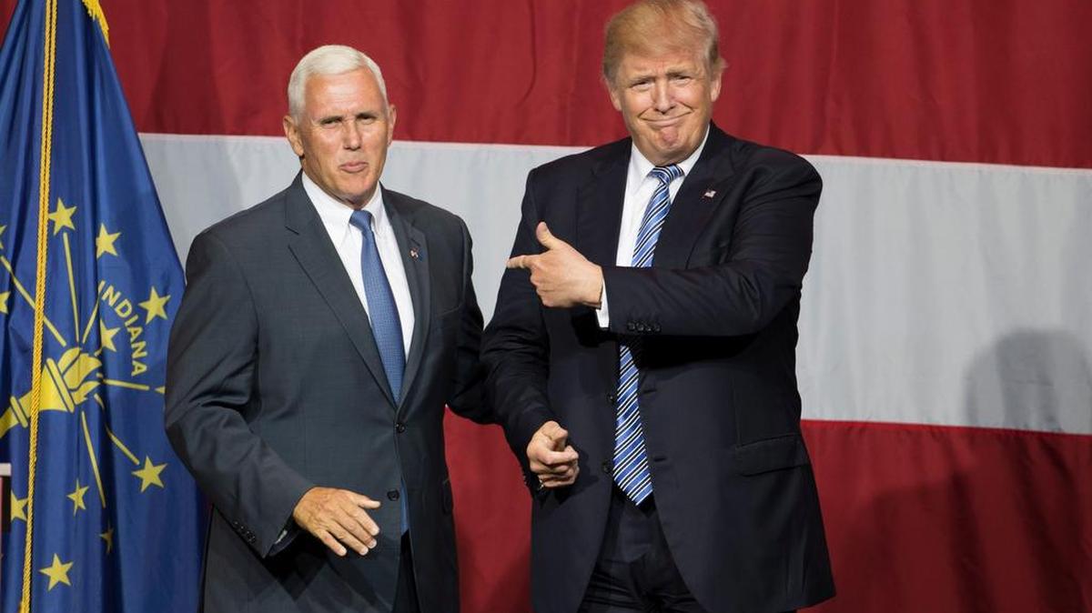El aspirante a la candidatura presidencial republicana, Donald Trump, derecha, y el gobernador de Indiana, Mike Pence, en un mitin de campaña en Westfield, Indiana.