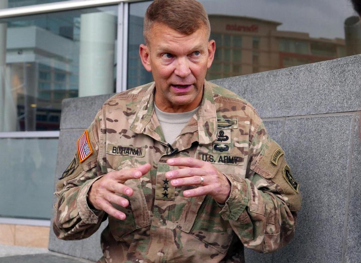 Jeffrey Buchanan, teniente general del Ejército de Estados Unidos, supervisa las operaciones militares de asistencia en Puerto Rico.