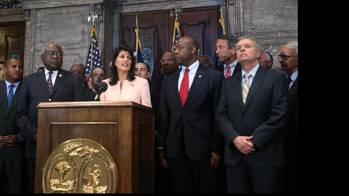 
La gobernadora de Carolina del Sur, la republicana Nikki Haley, dijo: “Hoy estamos en un momento de unidad en nuestro estado (...) para decir que es hora de retirar la bandera del predio del Capitolio”.
