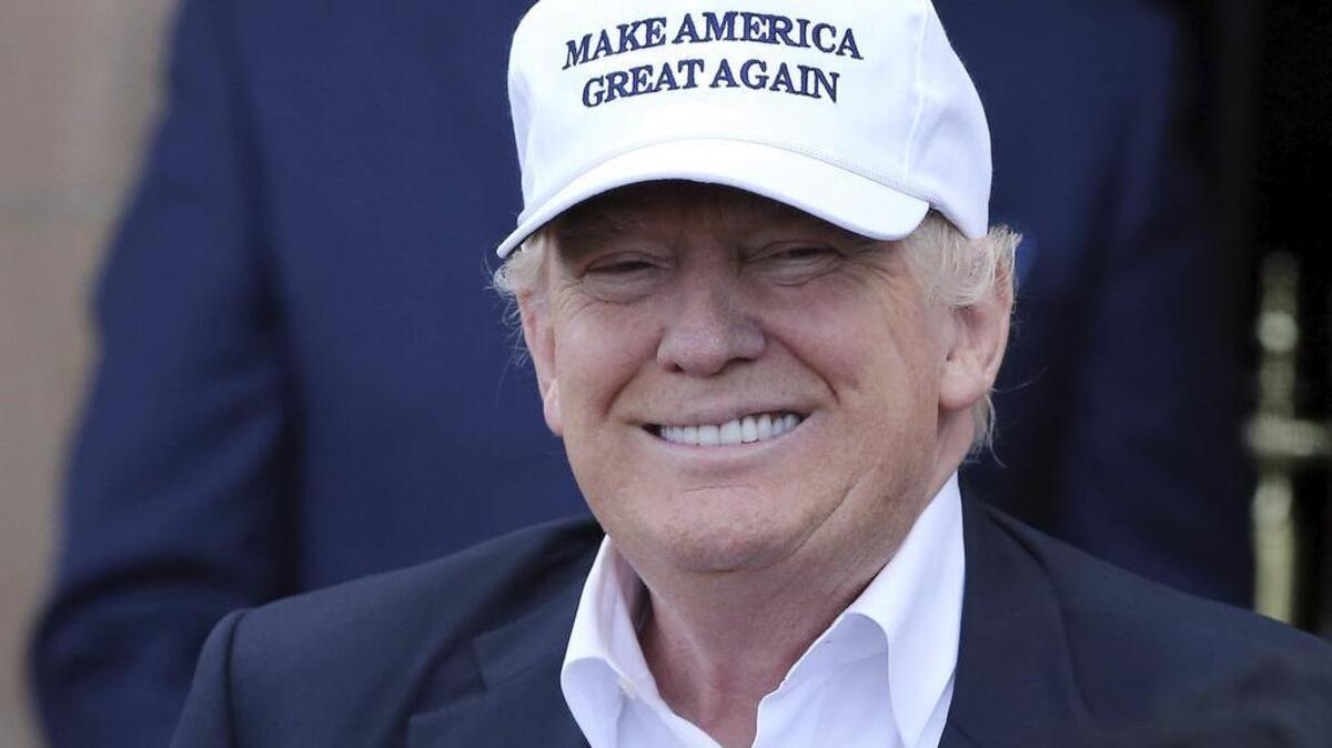 Imagen de archivo (24/6/2016) que muestra al candidato presidencial republicano Donald Trump con una de las gorras que ha llevado regularmente durante su actos electorales en la que se puede leer "Make America great again" (Hagamos a EE.UU. grande otra vez).