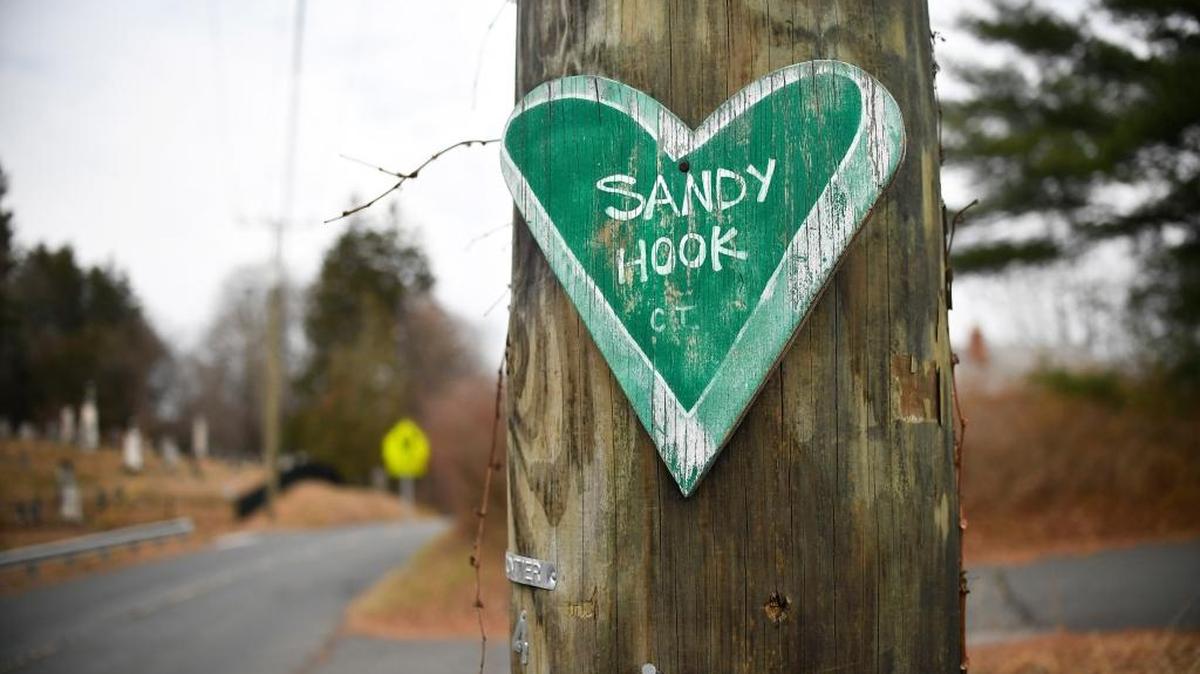 Un corazón hecho con pizarra recuerda a las víctimas de la masacre en Sandy Hook Elementary.