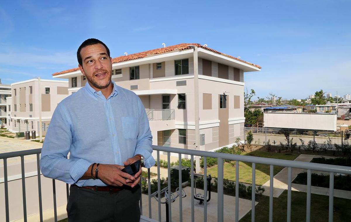 Fernando Gil, secretario del Departamento de Vivienda de Puerto Rico, durante una visita a Las Gladiolas, un nuevo proyecto de viviendas del gobierno que está terminándose de construir y que no fue afectado por el huracán María.