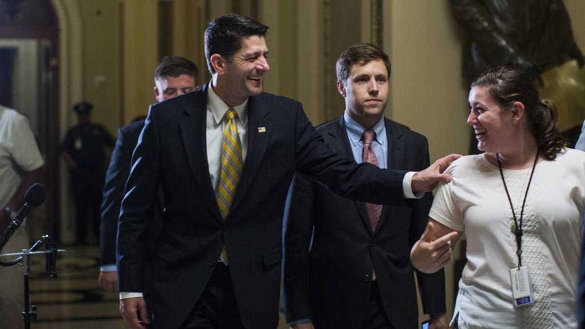 El senador por Wisconsin y presidente de la Cámara Paul Ryan (i) sale de una sesión sobre las restricciones sobre el uso de armas el miércoles 22 de junio de 2016, en la sede del Capitolio en Washington.