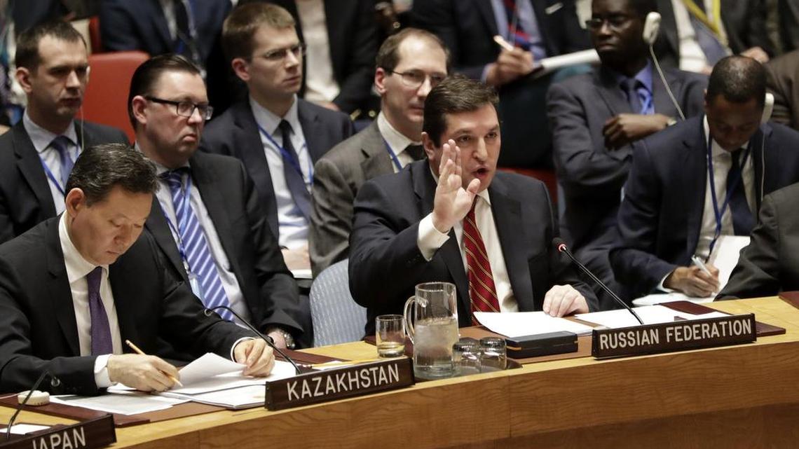 El representante de Rusia ante la ONU, Vladimir Safronkov (c) durante la sesión sobre la situación en Siria en el Consejo de Seguridad en la sede de dicho organismo en Nueva York, Estados Unidos el 7 de abril de 2017.