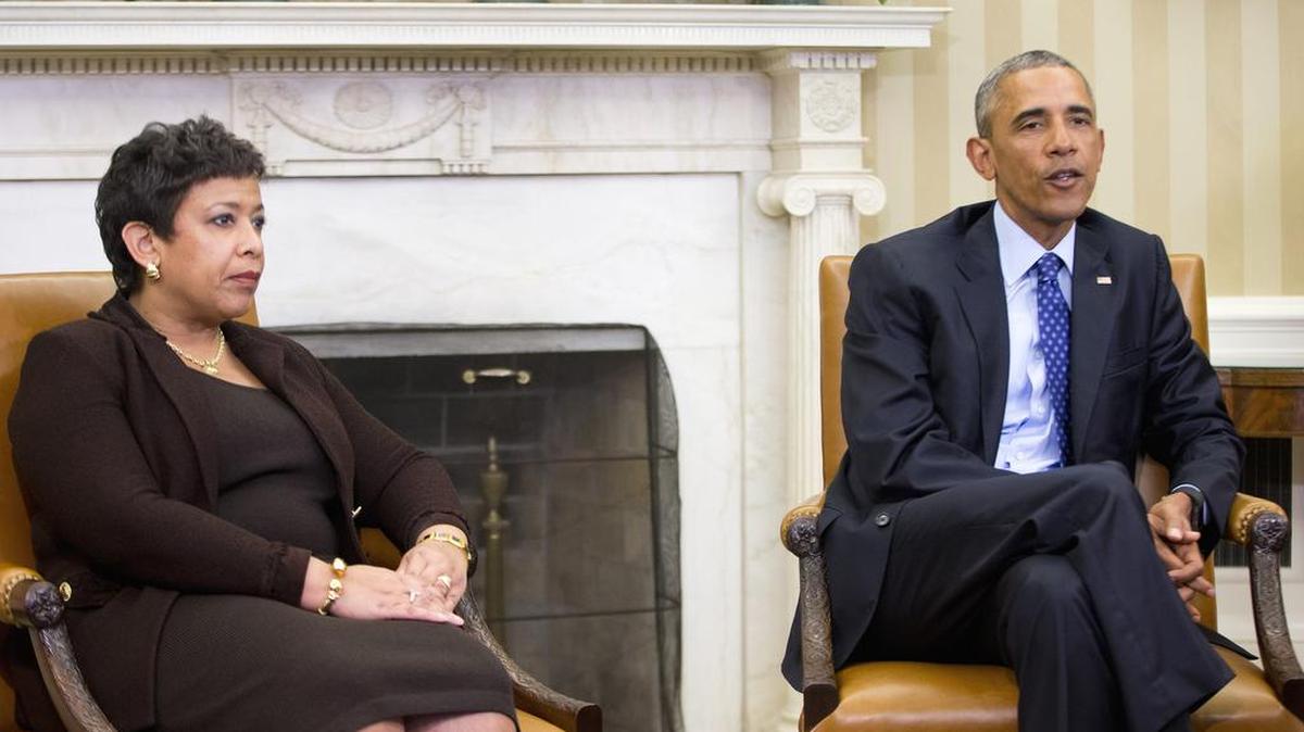 El presidente Barack Obama junto a la secretaria de Justicia, Loretta Lynch, en un encuentro el lunes en la Oficina Oval de la Casa Blanca.