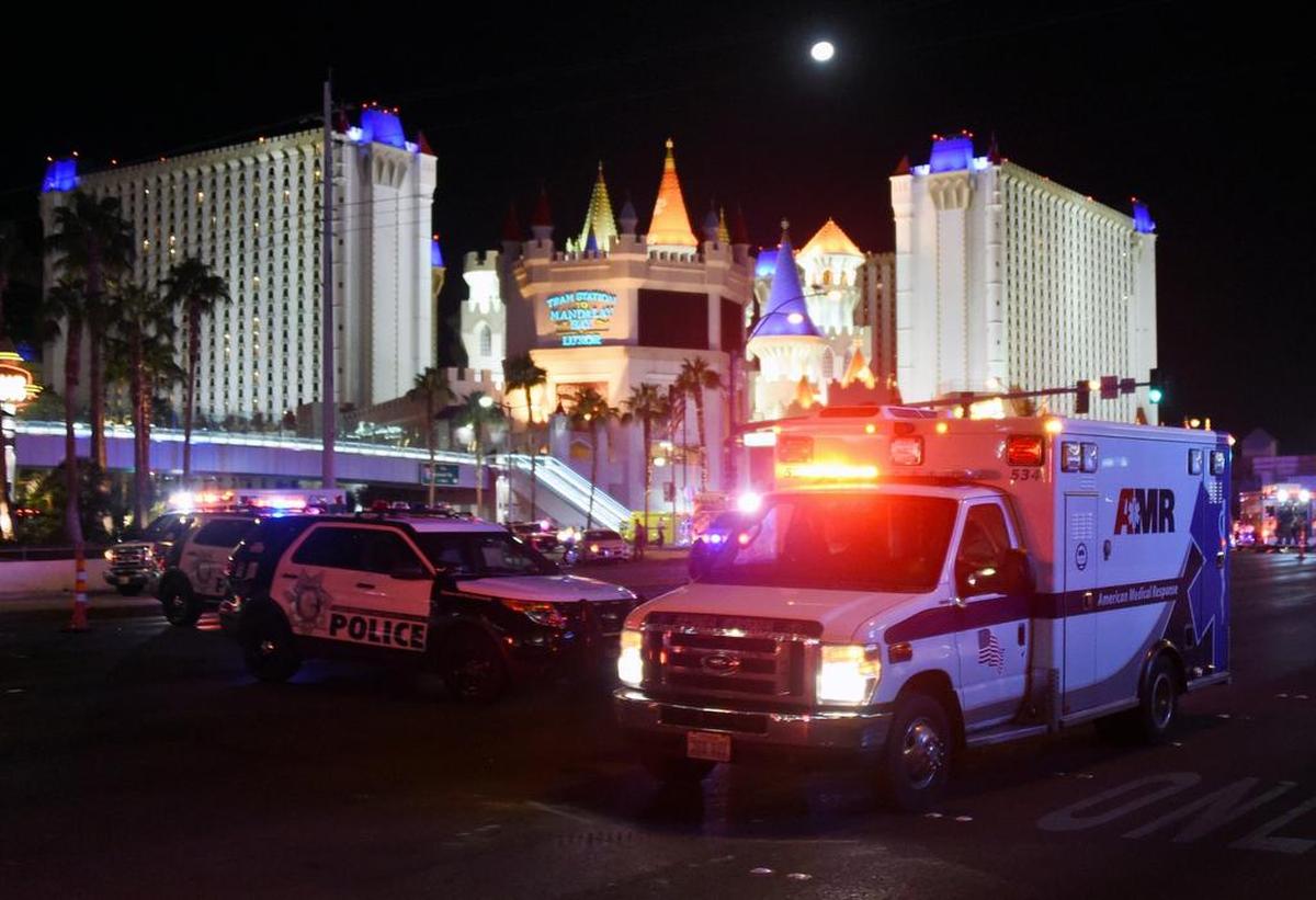 Una ambulancia sale de la intersección de Las Vegas Boulevard y la avenida Tropicana después de un tiroteo el 2 de octubre de 2017 en Las Vegas, Nevada.