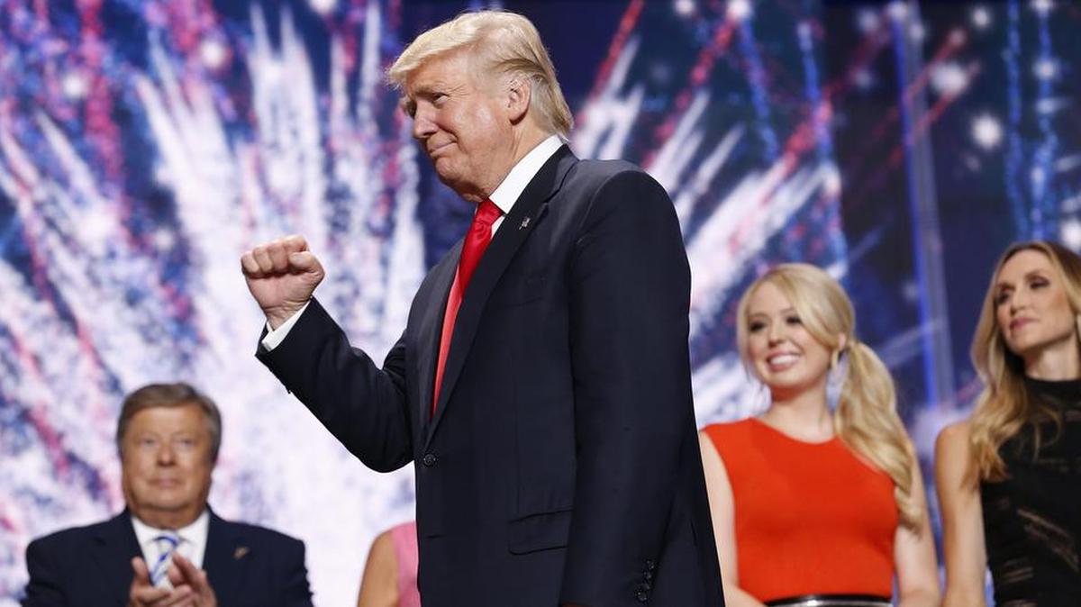 El candidato republicano a la presidencia, Donald Trump (c), reacciona tras ofrecer un discurso durante el día de cierre de la Convención Nacional Republicana 2016 el jueves 21 de julio de 2016, en el Quicken Loans Arena de Cleveland, Ohio.