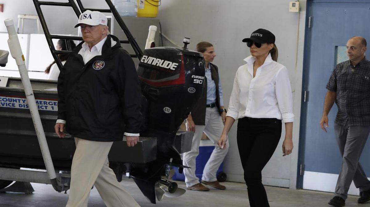 El presidente Donald Trump y la primera dama Melania Trump llegan a participar en una sesión informativa sobre los esfuerzos de ayuda de Harvey, el martes 29 de agosto de 2017, en la casa de bomberos 5 en Corpus Christi, Texas.