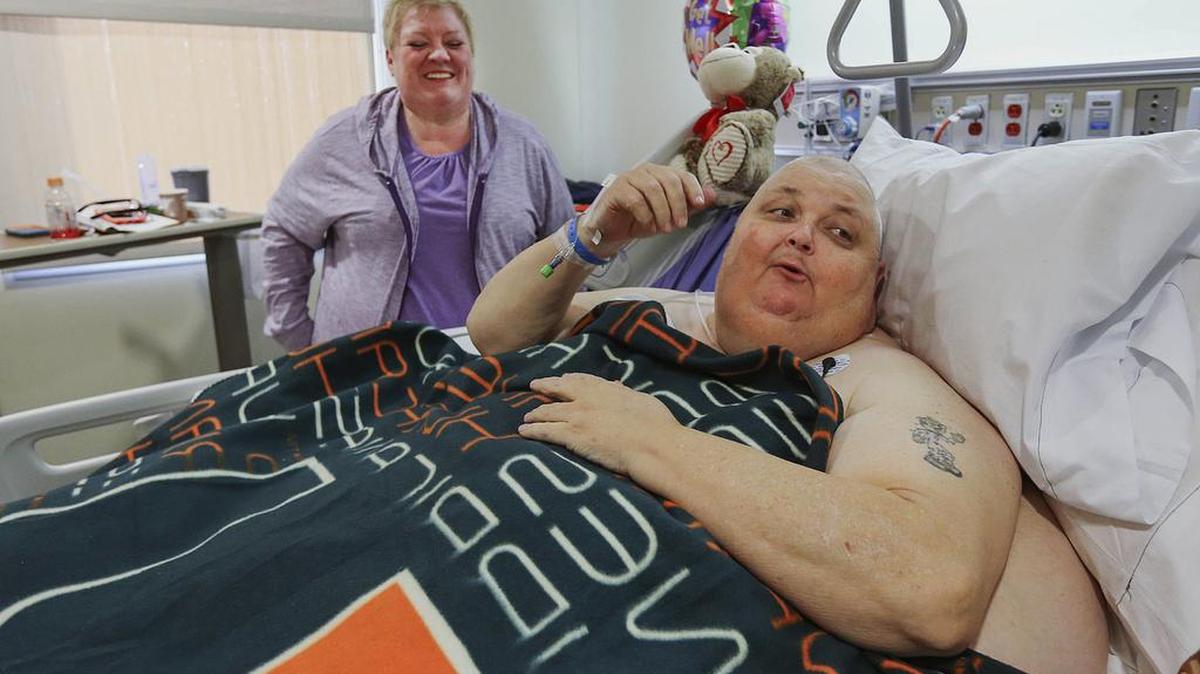 Kitty Logan y su esposo Roger Logan, a quien le extirparon un tumor de 59 kilos, en el hospital en Bakersfield, California, el 2 de febrero del 2017.