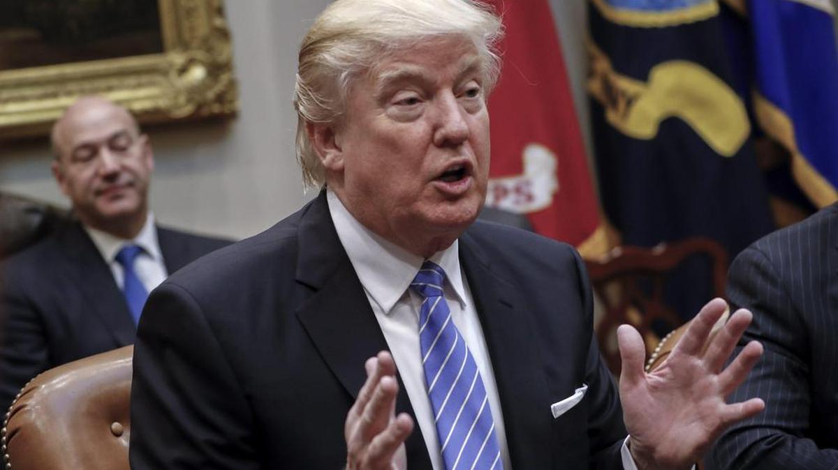 Foto de archivo. El presidente estadounidense, Donald Trump (c), se reúne con el director ejecutivo de la compañía Corning, Wendell Weeks y el director ejecutivo de Johnson & Johnson, Alex Gorsky (no en la imagen), en la Sala Roosvelt de la Casa Blanca este lunes en Washington, Estados Unidos.
