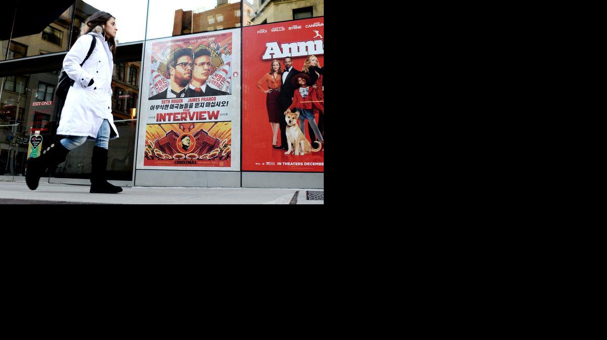 Afiche promocional de la película ‘The Interview’ en el teatro Regal de Nueva York, el jueves 18 de diciembre de 2014.