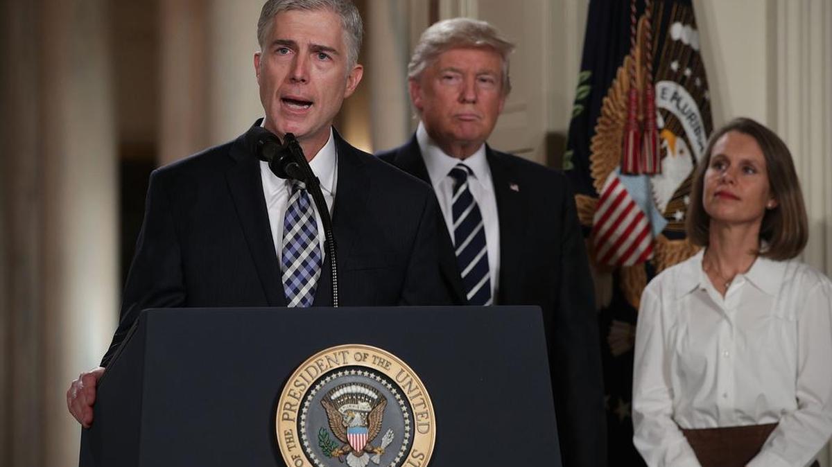 El juez Neil Gorsuch (i) junto a su esposa, Louise y el presidente Donald Trump tras su nominación a la Corte Suprema el 31 de enero del 2017.