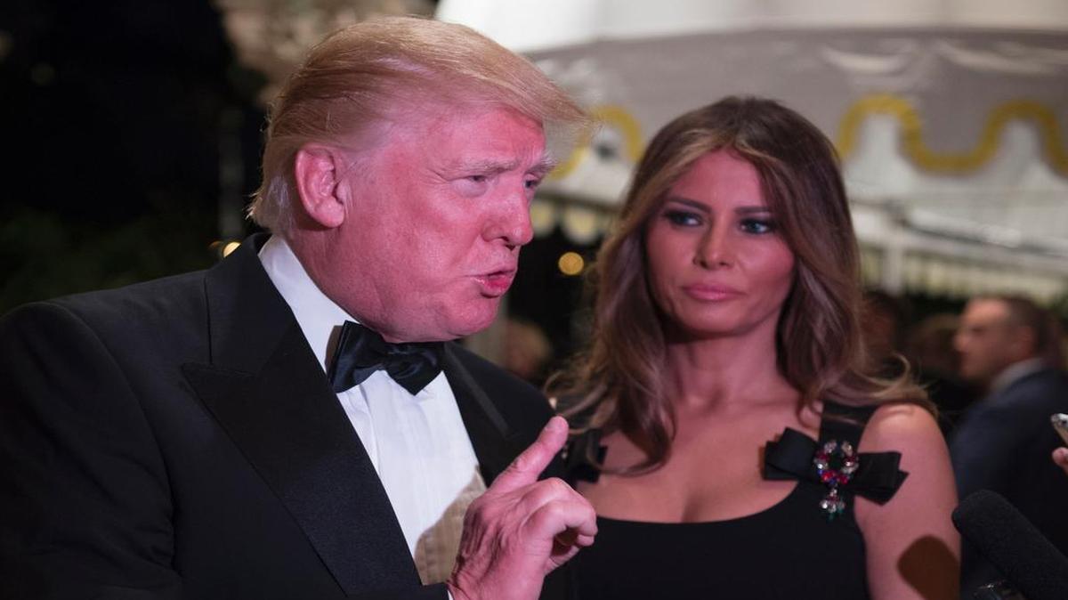 El presidente electo de Estados Unidos, Donald Trump, junto a su esposa Melania, durante su fiesta de Año Nuevo, el 31 de diciembre del 2016 en su mansión de Palm Beach, Florida.
