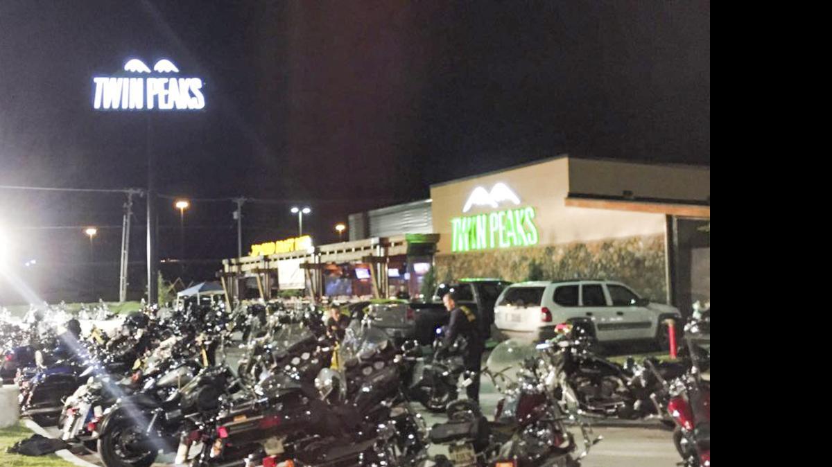 
Imagen cedida el 18 de mayo del 2015 por la Policía de Waco que muestra la zona donde al menos nueve personas murieron ayer en un tiroteo entre varias bandas de motoristas rivales, en Waco, Texas.
