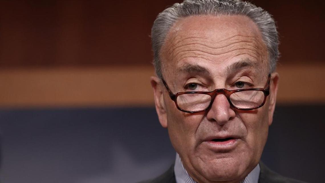 El líder demócrata en el Senado, Chuck Schumer, senador de Nueva York, pidió el jueves la renuncia del secretario de Justicia, Jeff Sessions, después que surgieron nexos entre Sessions y el embajador ruso.