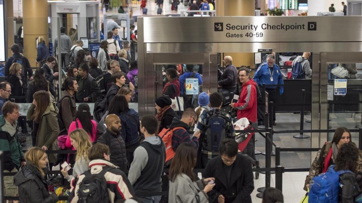 Viajeros pasan por un puesto de seguridad en el Aeropuerto Internacional de San Francisco (SFO) el 24 de diciembre pasado.