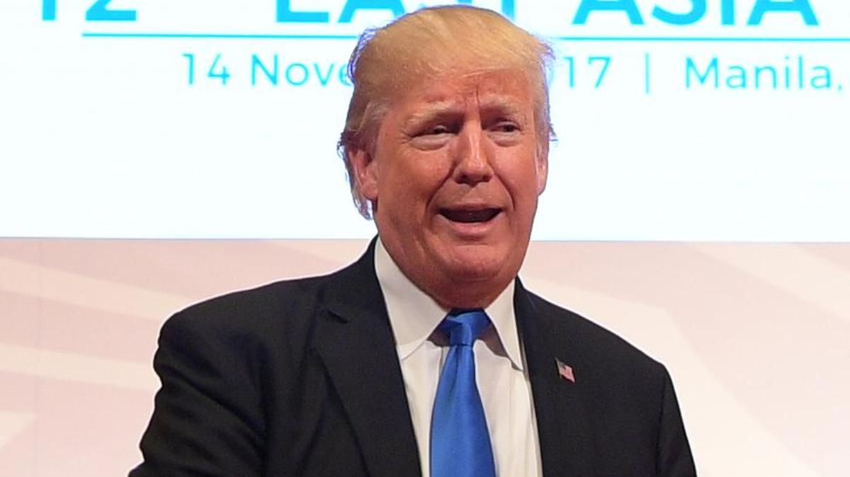 El presidente estadounidense, Donald Trump, habla con la prensa después de asistir a la 31ª Cumbre de la Asociación de Naciones del Sudeste Asiático (ASEAN) en Manila el 14 de noviembre de 2017. / AFP / Getty Images