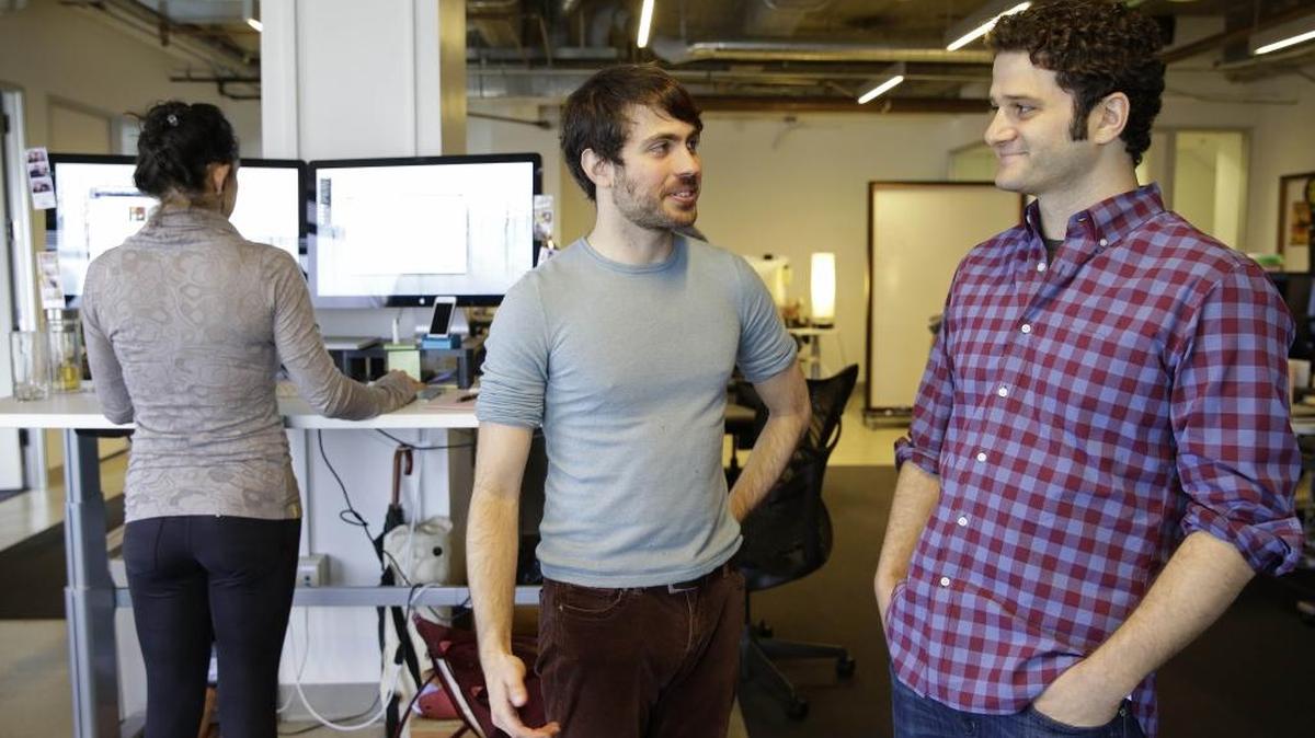 El cofundador de Facebook Dustin Moskovitz (der.) ha prometido donar $20 millones para derrotar a Donald Trump.
