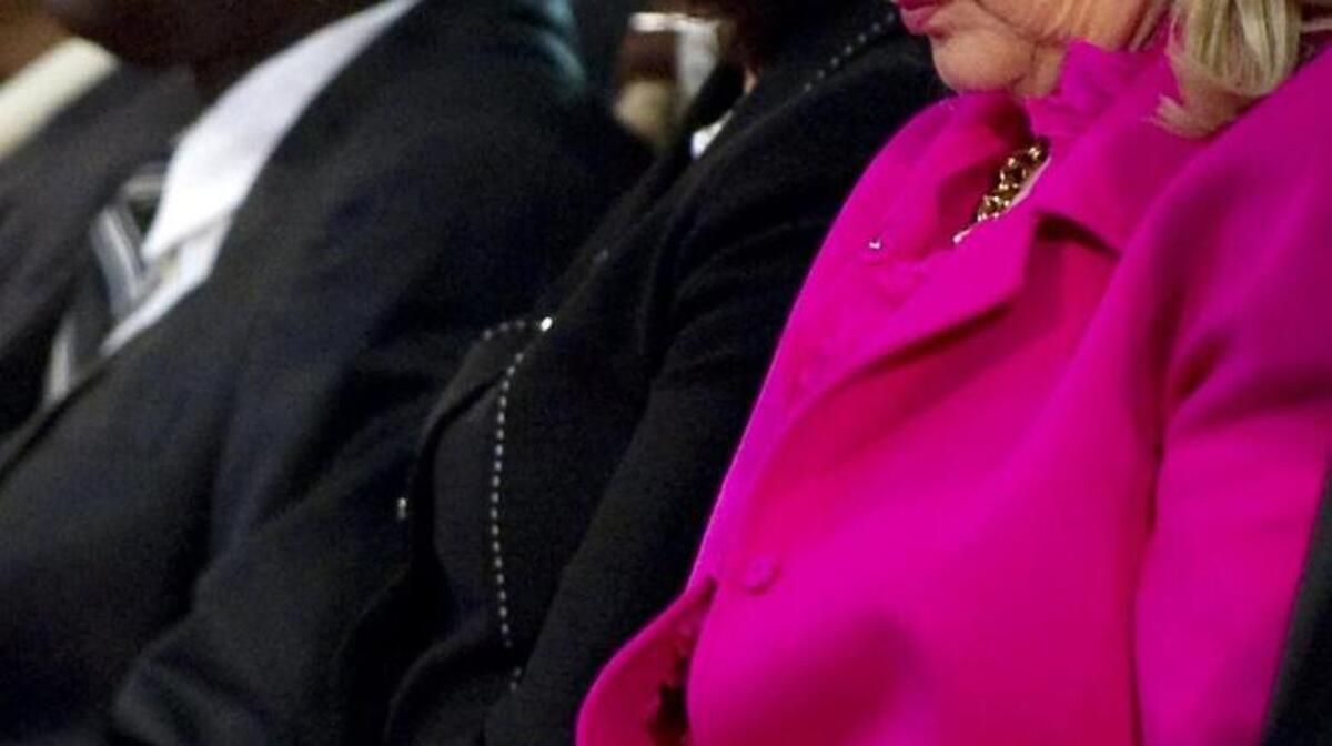 
La publicación de más correos de Hillary Clinton acentuó el problema de confianza que tiene la favorita demócrata entre los ciudadanos.
