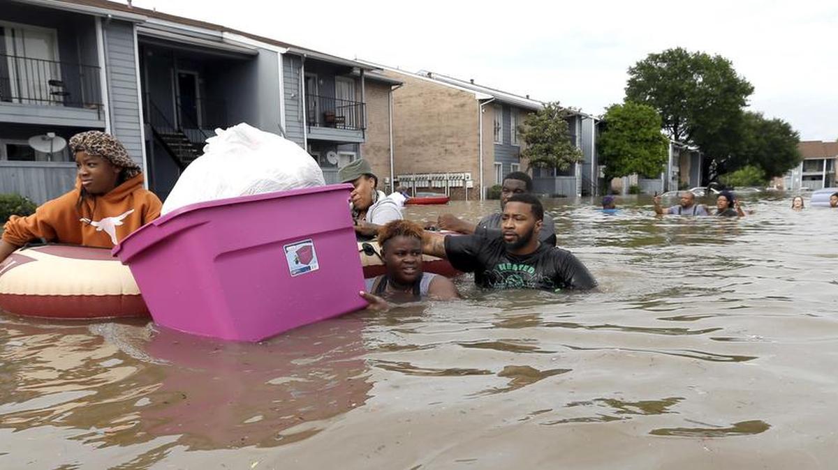 Las inundaciones causadas por las lluvias torrenciales en Houston (Texas), donde murieron ocho personas, han puesto en marcha a las organizaciones comunitarias.