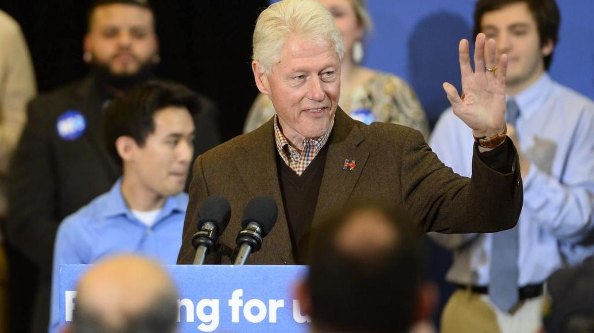 El ex presidente estadounidense Bill Clinton hace campaña para su mujer, Hillary Clinton durante un acto electoral en Nashua, Nuevo Hampshire, Estados Unidos hoy 4 de enero de 2016.