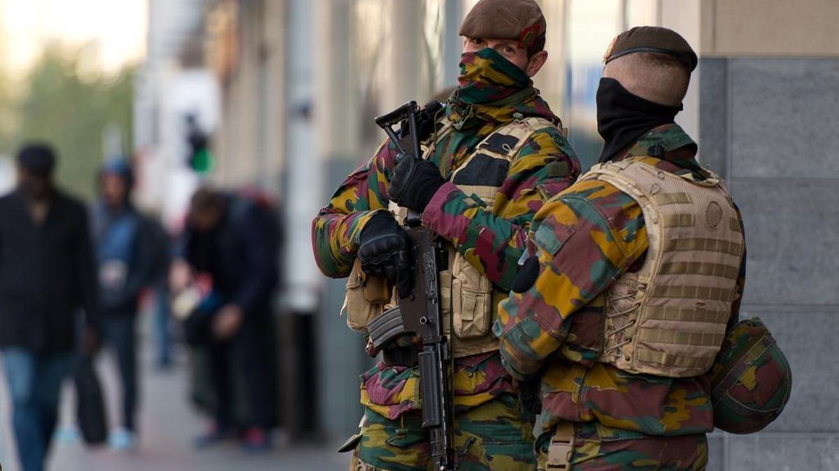 Soldados vigilan la entrada de un casino en Bruselas, Bélgica, el lunes 23 de noviembre.