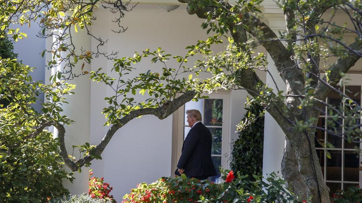 El presidente de los Estados Unidos, Donald J. Trump, sale de la Oficina Oval para abordar a Marine One el jueves 6 de septiembre de 2018, en el jardín sur de la Casa Blanca, en Washington.