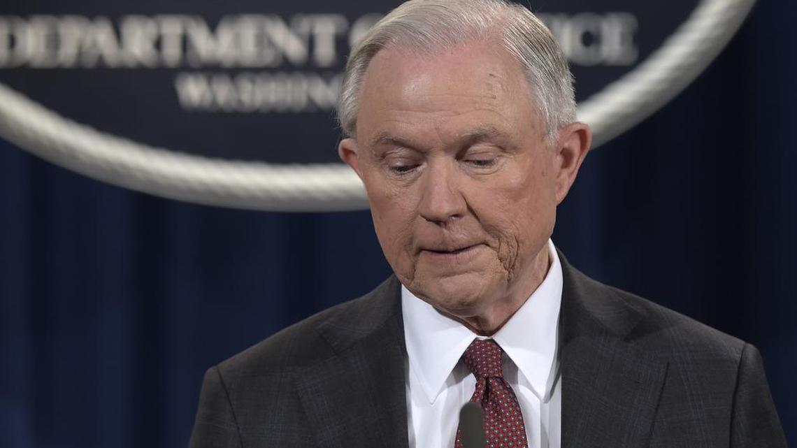 El secretario de Justicia Jeff Sessions durante una conferencia de prensa en el Departamento de Justicia en Washington, el jueves 2 de marzo de 2017.