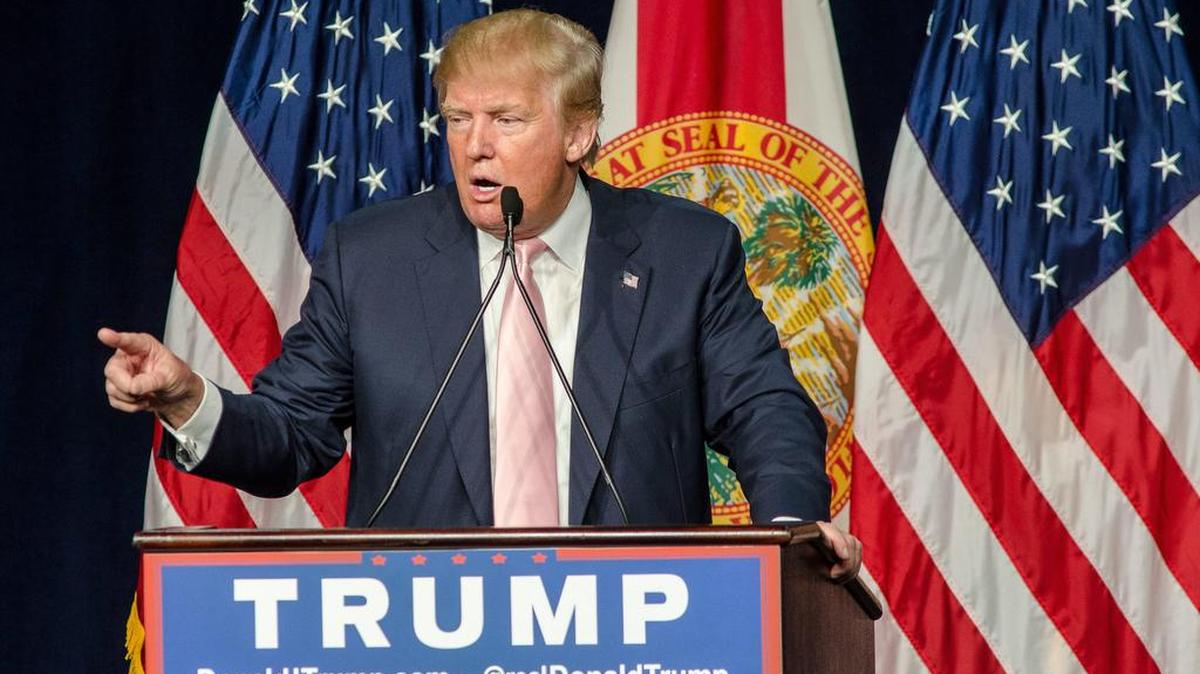 El aspirante presidencial republicano Donald Trump pronuncia un discurso ante sus simpatizantes el viernes 23 de octubre de 2015, en el Trump National Doral Miami resort, en Doral, Florida.