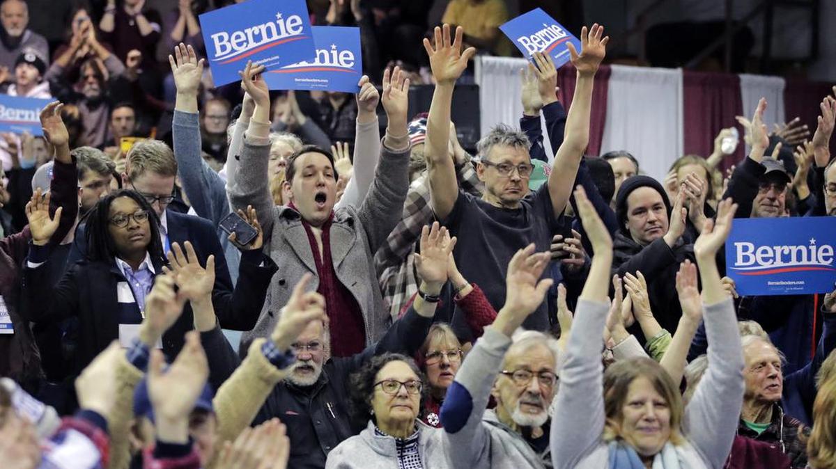 Cientos de personas participan en un acto de campaña del candidato por la nominación presidencial demócrata Bernie Sanders, senador de Vermont, el lunes en la Universidad Franklin Pierce en Rindge, New Hampshire.