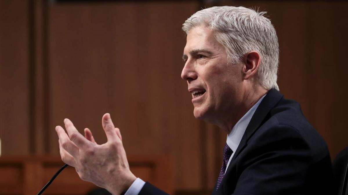 El juez Neil Gorsuch testifica durante el segundo día de su audiencia de confirmación para la Corte Suprema ante el Comité Judicial del Senado en Capitol Hill, el 21 de marzo de 2017 en Washington.