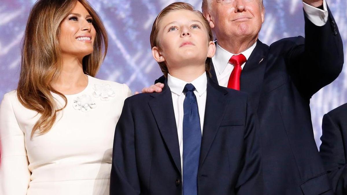 Donald Trump junto a su hijo, Barron, y a su esposa, Melania, en la Convención Nacional Republicana en julio en el Quicken Loans Arena de Cleveland, Ohio.