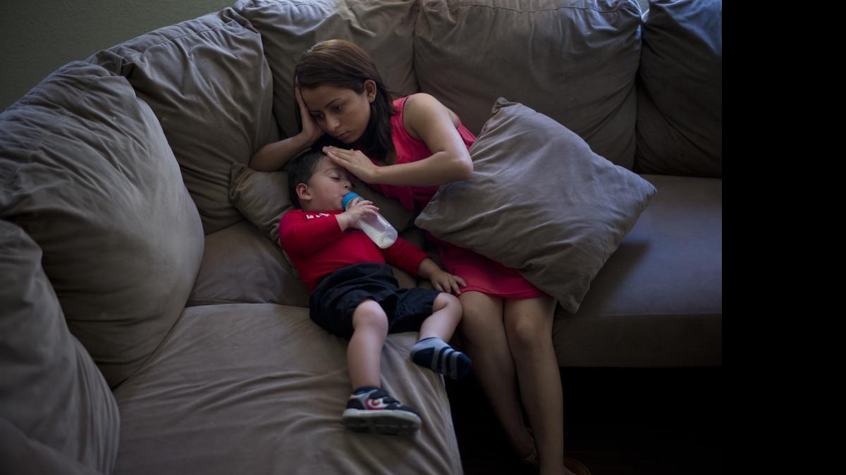 
Joshua Tinoco, de un año de edad, junto a su madre Dunia Bueso, de 18 años, en Los Ángeles. Madre e hijo podrían ser separados por la deportación del pequeño a su natal Honduras.
