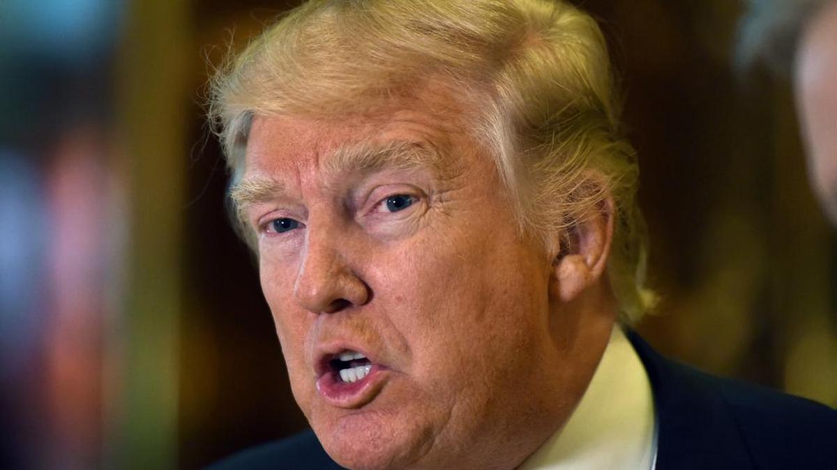 El presidente electo Donald Trump habla con los medios de comunicación en Trump Tower el 9 de enero de 2017 en Nueva York.