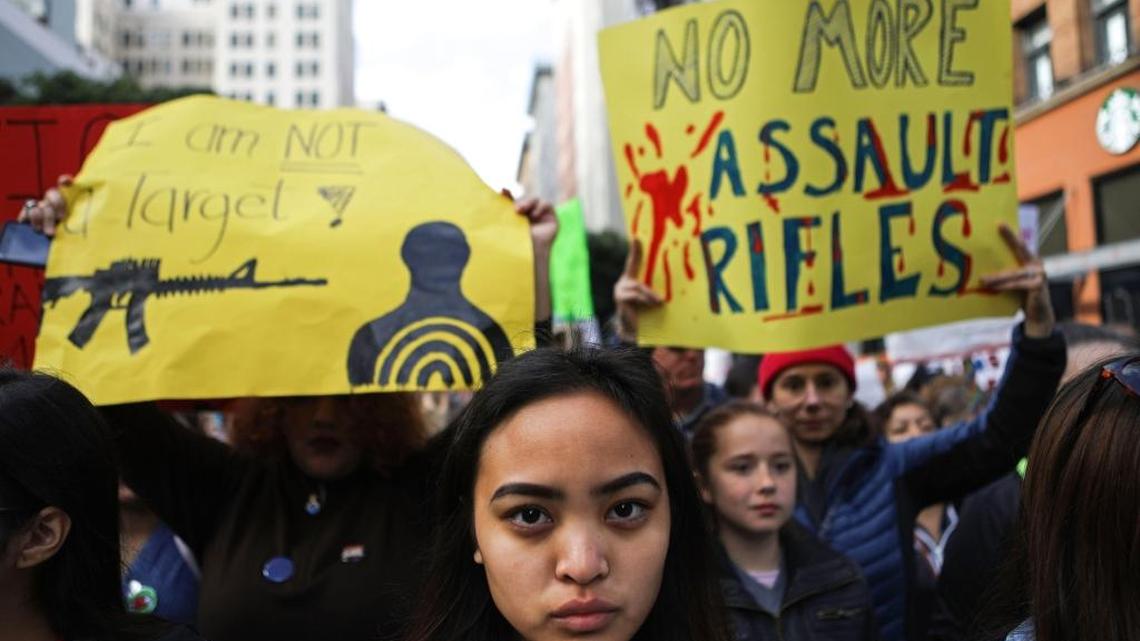 Jóvenes protestan el sábado 24 de marzo en Los Ángeles, California durante la jornada mundial contra la violencia con las armas de fuego.