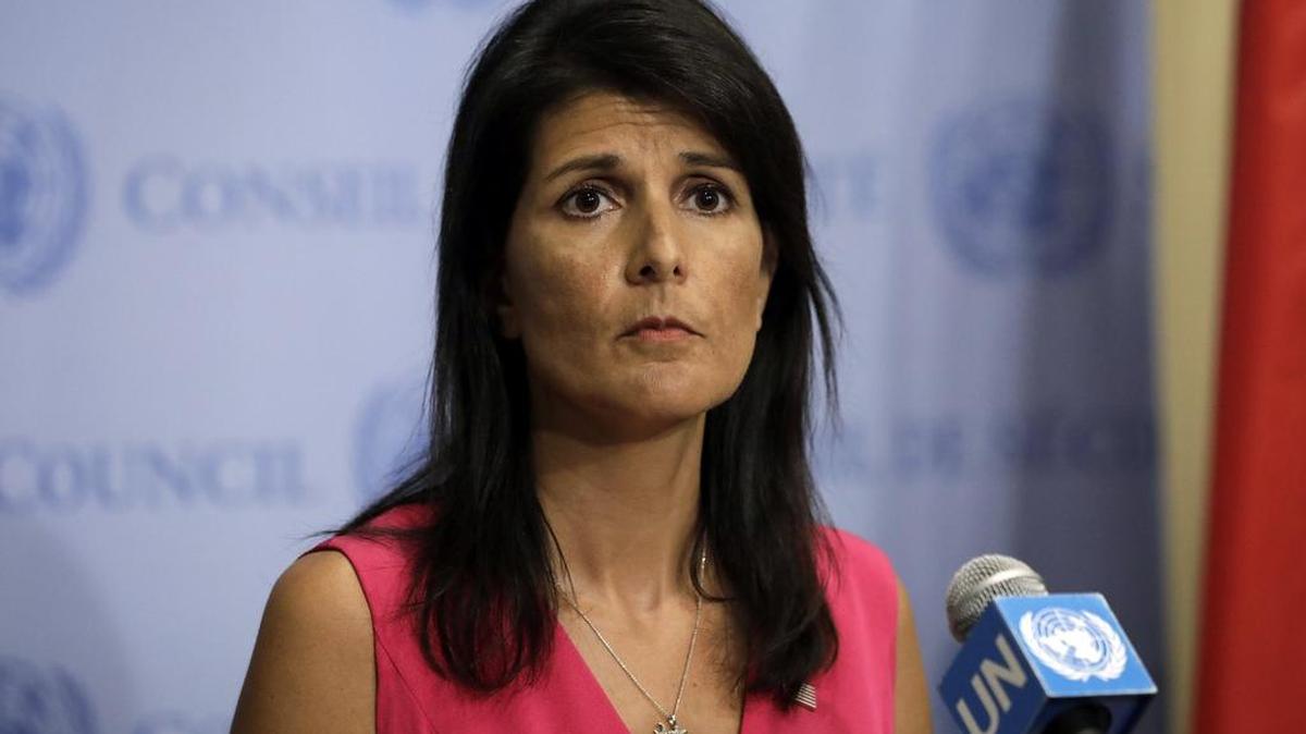 La embajadora de Estados Unidos ante la ONU, Nikki Haley, ofrece una rueda de prensa en el área del Consejo de Seguridad de las Naciones Unidas, en la sede de la ONU en Nueva York, el 25 de agosto de 2017.
