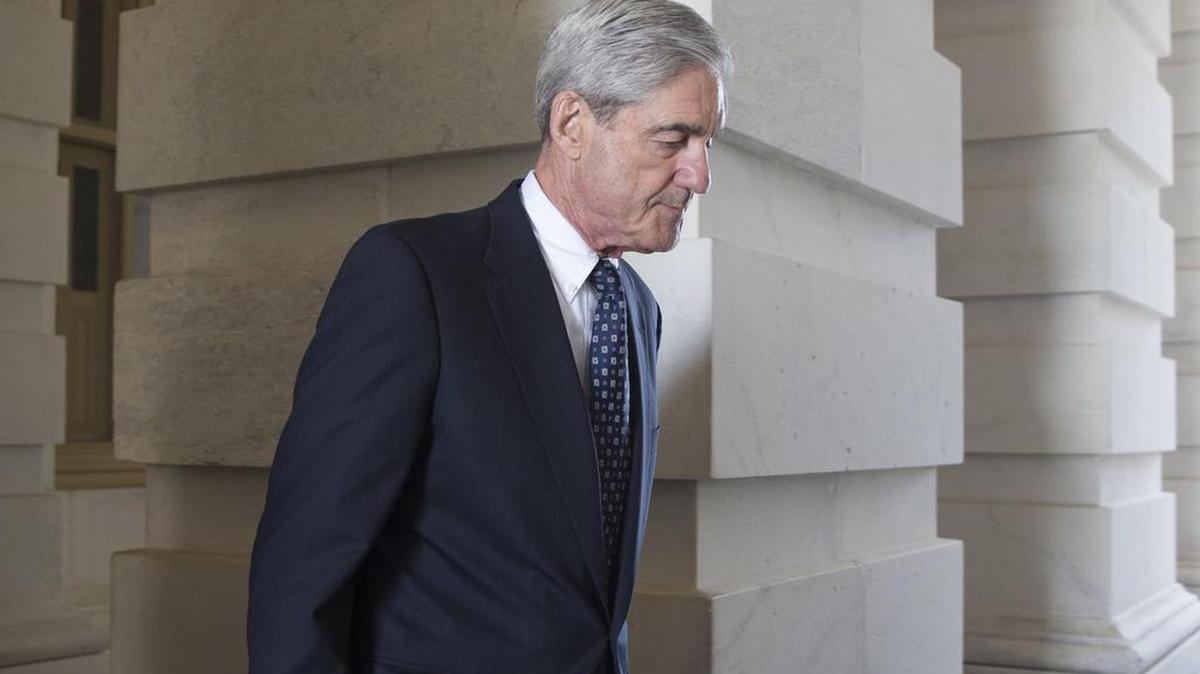 El fiscal especial y antiguo director del FBI, Robert Mueller sale tras el Comité Permanente de Inteligencia sobre la interferencia rusa en las elecciones presidenciales de 2016, en el Capitolio en Washington el 21 de junio de 2017.