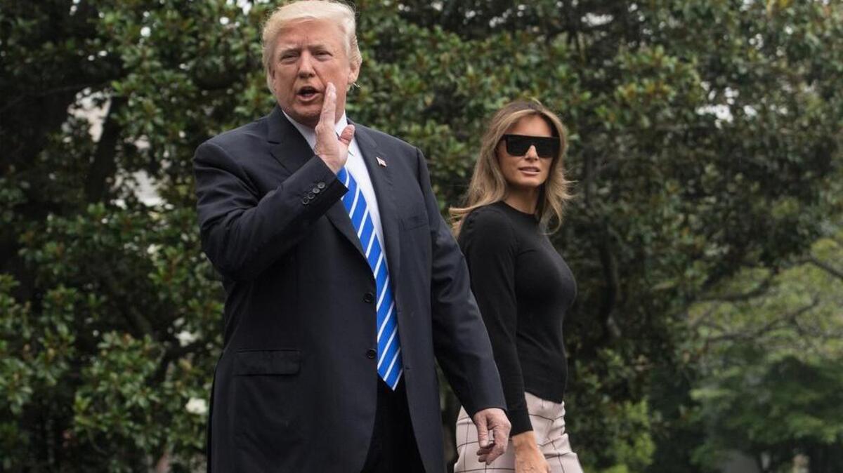 El presidente de los Estados Unidos, Donald Trump, responde a una pregunta de la prensa cuando él y su esposa Melania salen de la Casa Blanca en Washington, DC, el 5 de julio de 2017, rumbo a Polonia y Alemania.