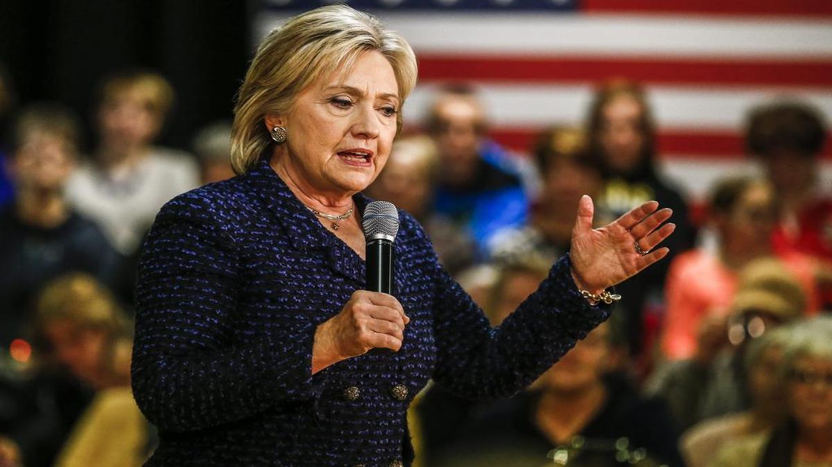 La candidata presidencial demócrata Hillary Clinton habla frente a varios votantes, el jueves 21 de enero de 2016, durante un evento de campaña en el Vinton Skating Center en Vinton, Iowa.