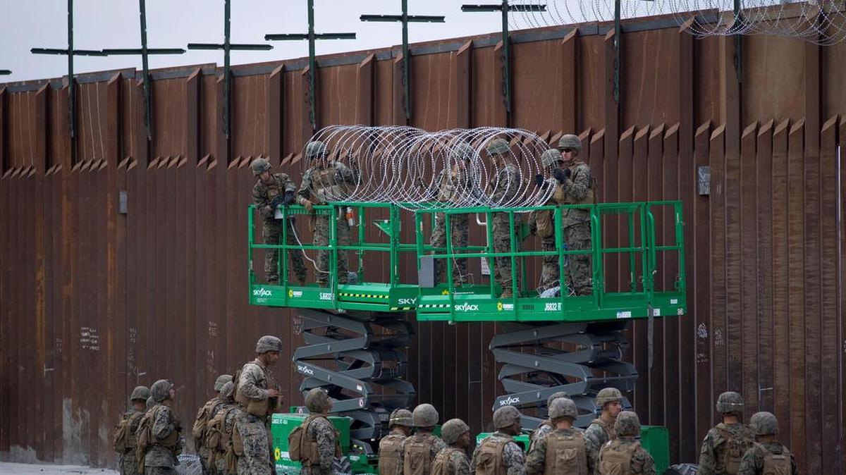 Militares estadounidenses instalan cable de concertina en la parte superior del muro fronterizo entre Estados Unidos y México, en San Diego el lunes 19 de noviembre de 2018.