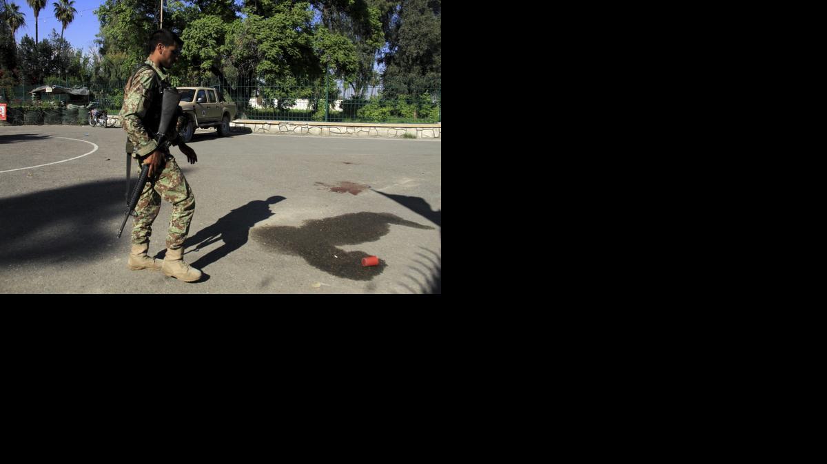 
 Un soldado hace guardia a las puertas del recinto donde un soldado afgano ha disparado contra soldados estadounidenses en la provincia de Nangarhar (Afganistán) hoy, miércoles 8 de abril de 2015. Un soldado afgano ha muerto tras disparar contra tropas estadounidenses. Según fuentes del gobierno, otros tres soldados han resultado heridos. 
