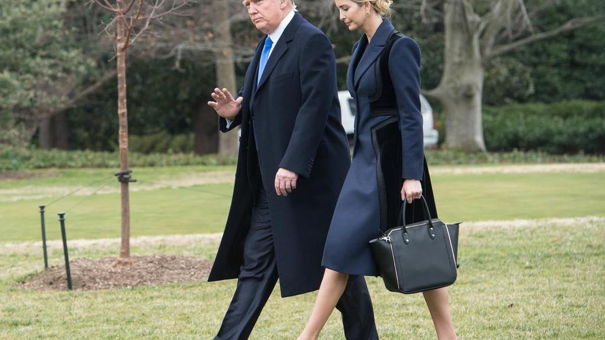 El presidente estadounidense Donald Trump y su hija Ivanka caminan hacia el helicóptero Marine One en la Casa Blanca en Washington, DC, el 1 de febrero de 2017.