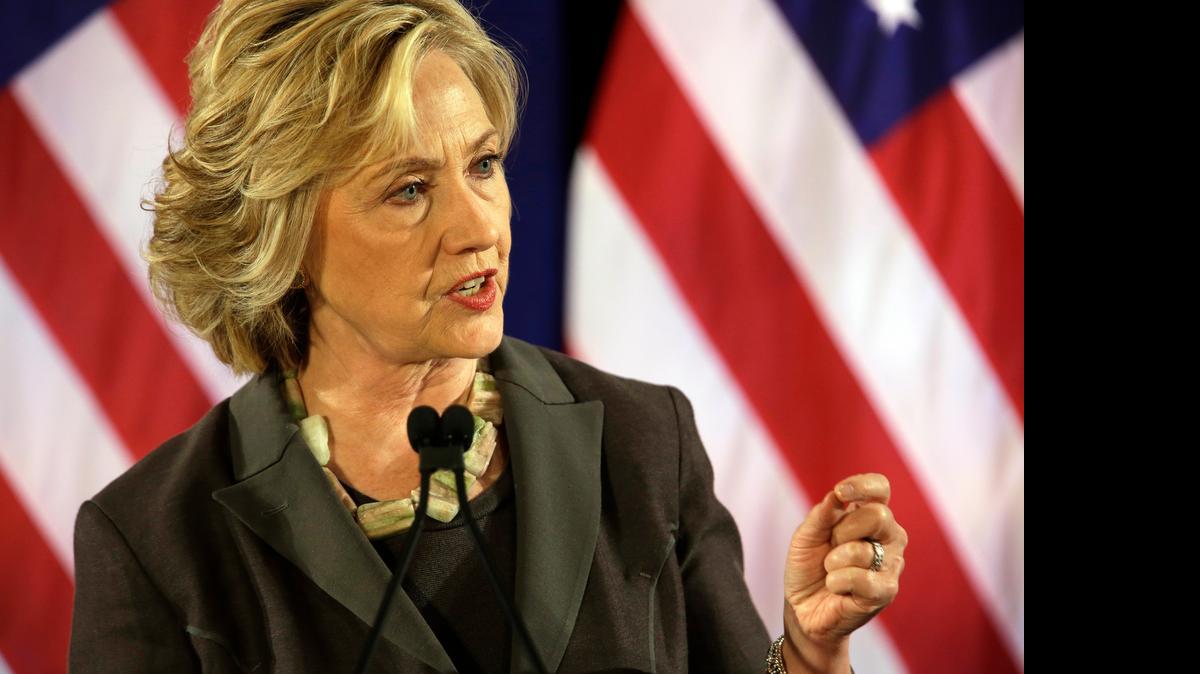 
La ex secretaria de Estado y candidata demócrata a la Casa Blanca, Hillary Clinton, declarará públicamente el próximo 22 de octubre ante la comisión de investigación parlamentaria sobre el ataque en el 2012 contra el consulado de Bengasi.
