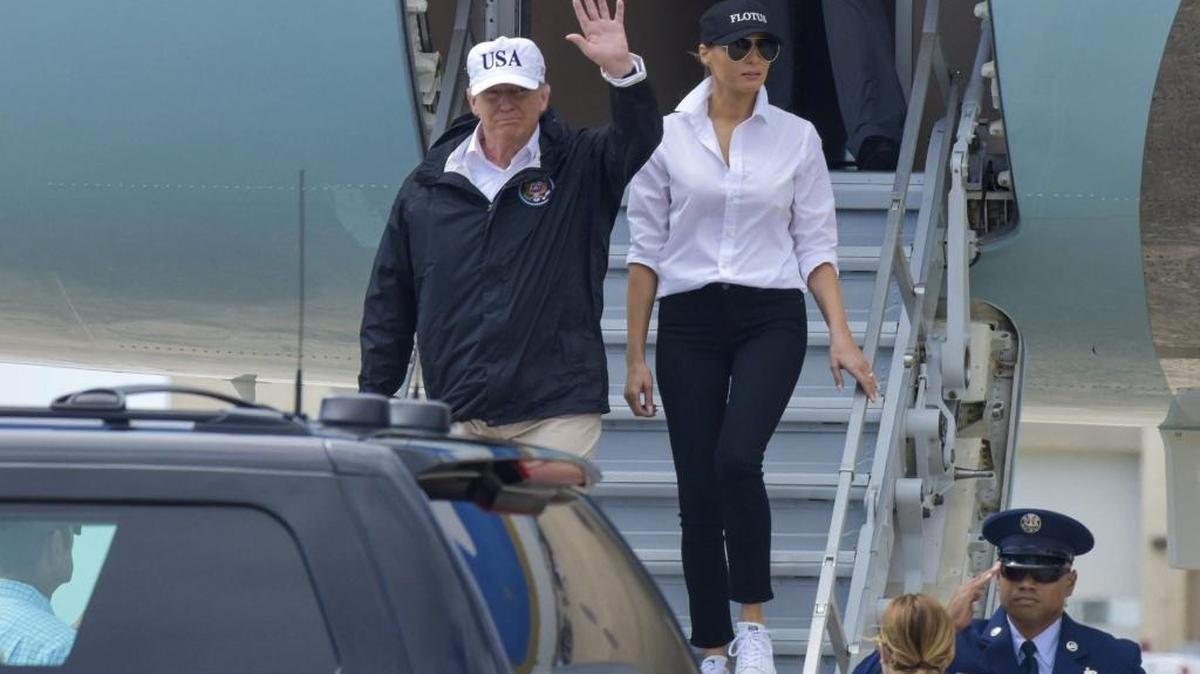 El presidente de Estados Unidos, Donald J. Trump, y la primera dama, Melania Trump, llegan a Corpus Christi, Texas, EEUU, el 29 de agosto del 2017, para evaluar el daño causado por el huracán Harvey, convertido en tormenta tropical y que ha dejado ciudades inundadas, casi una decena de fallecidos y decenas de miles de desplazados.