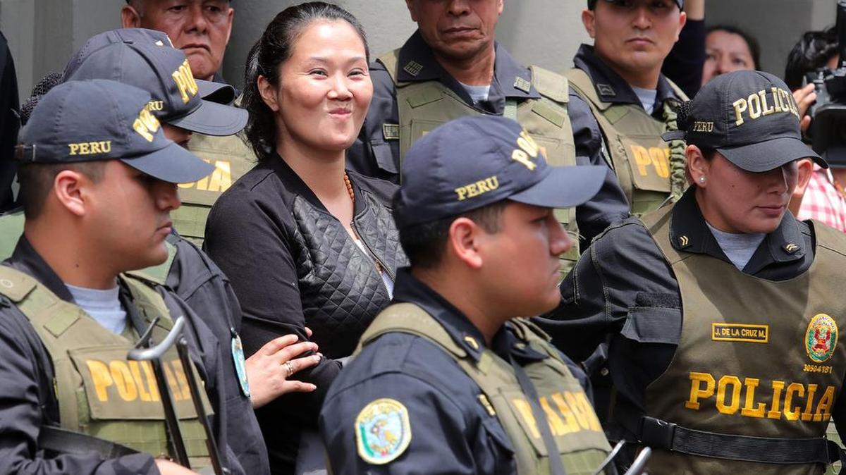 Keiko Fujimori (c), principal líder de la oposición en Perú, reacciona mientras es trasladada a un penal para cumplir prisión preventiva el jueves 1 de noviembre de 2018, desde la carceleta del Palacio de Justicia, en Lima (Perú).