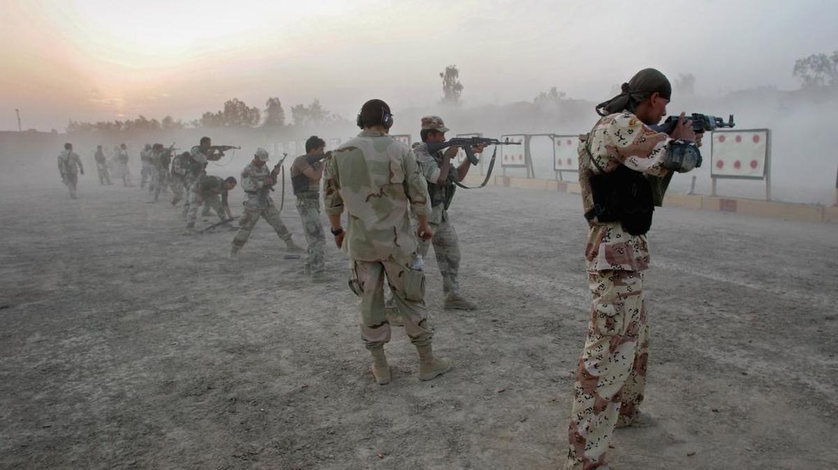En esta imagen de archivo, efectivos de las fuerzas especiales estadounidenses entrenan a soldados iraquíes en un campo de tiro.